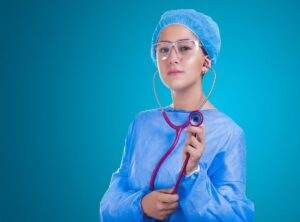 mujer manos con suero en el hospital